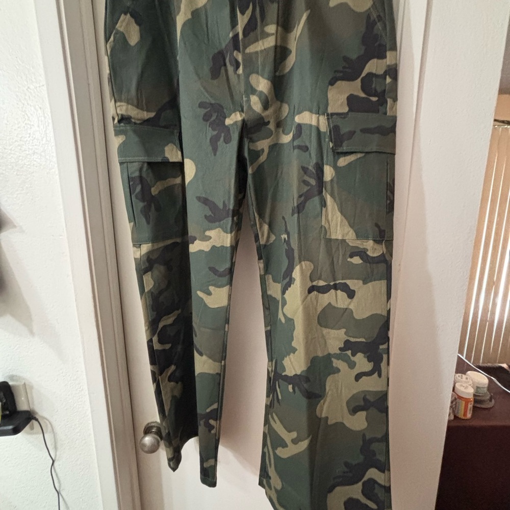 Women’s Camouflage Cargo Pants-NWT